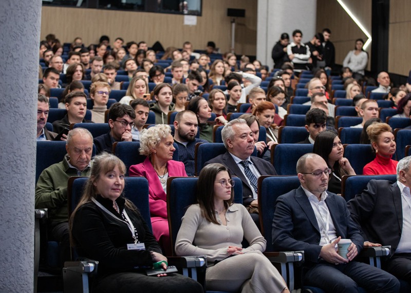 Алексей Кислов выступает с докладом о ERP-системах на конференции