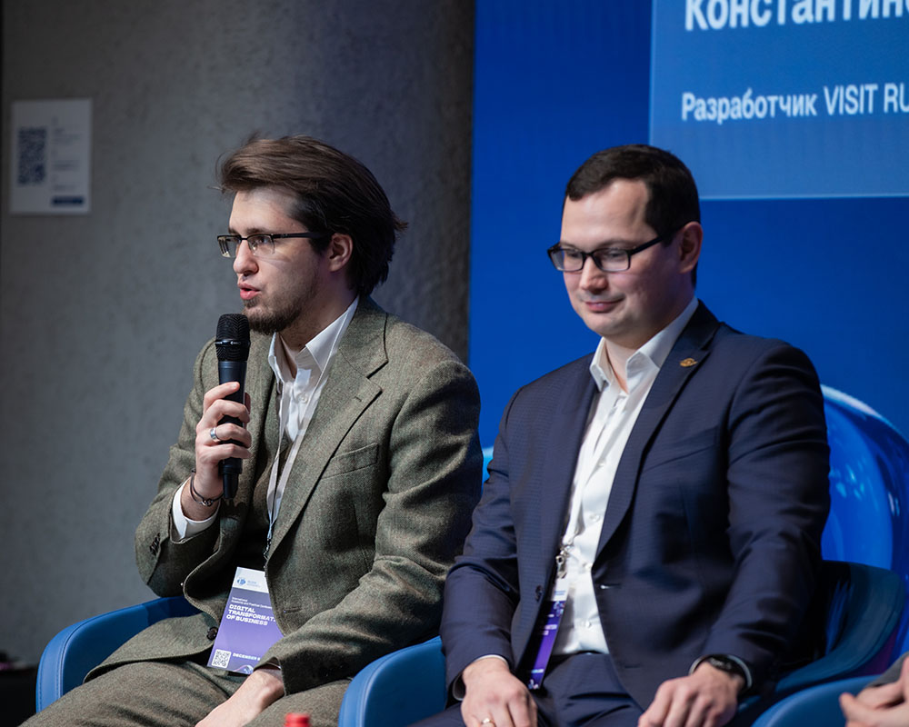 Кирилл Волков рассказывает о технологиях в туризме на конференции