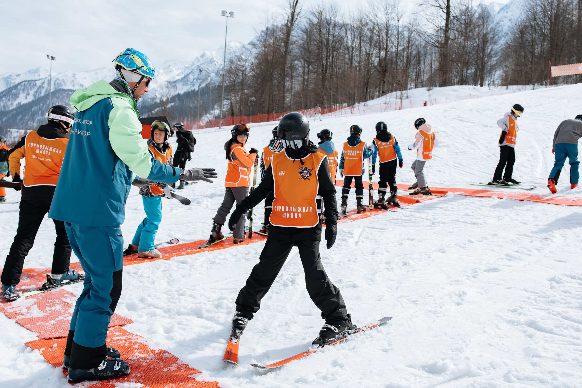 Школьники Сириуса освоят горные лыжи в «Снежном классе» на «Роза Хутор»